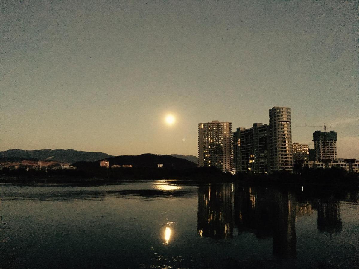ホテルニンハウス レイク ビュー イン 大理市 エクステリア 写真